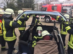 News: 15 Feuerwehrfrauen und -männer beenden Ihre Grundausbildung (26.11.2017)