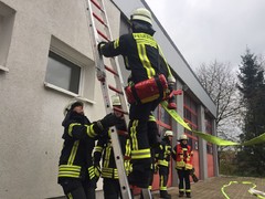 News: 15 Feuerwehrfrauen und -männer beenden Ihre Grundausbildung (26.11.2017)