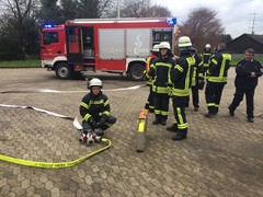 News: 15 Feuerwehrfrauen und -männer beenden Ihre Grundausbildung (26.11.2017)